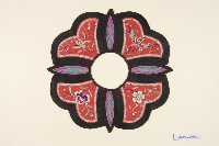 紅緞地複合造型彩繡圍涎藏品圖，第1張