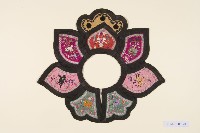 五彩緞地蓮花型彩繡圍涎-2藏品圖，第1張