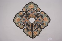 淺綠緞地如意盤金繡雲肩藏品圖，第1張