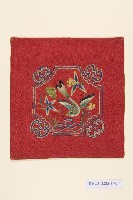 紅緞地鳳雀彩繡枕頂藏品圖，第2張