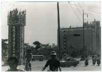 高雄五福路大統百貨前慶祝高雄市改制直轄市藏品圖，第1張