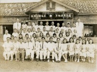 高雄市連雅區五權國民學校第四屆畢業師生合影留念藏品圖，第1張