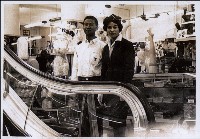 大新百貨公司電梯小姐與同事合照藏品圖，第1張