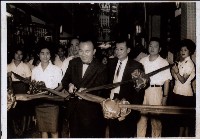 鹽埕區國際商場開幕吳耀庭剪綵藏品圖，第1張