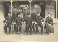 教職員於甲仙公學校教室前留影藏品圖，第1張