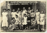 甲仙鄉民眾服務站附設補習班初級班畢業典禮，師生一同留影紀念藏品圖，第1張