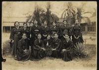 旗山公學校女教師合影於舊校舍前藏品圖，第1張