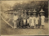 旗山家族與日本友人合影於鼓山頂神社前步道藏品圖，第1張