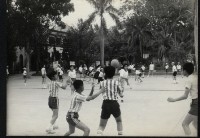 旗山國小學童操場上活動藏品圖，第1張