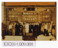 東華皮影戲團應屏東空軍之邀赴屏東基地慰勞美軍與美軍團長合影藏品圖，第1張