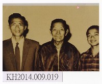 東華皮影戲團張德成、張叫、張建國祖孫三代合影藏品圖，第1張