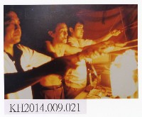 東華皮影戲團於青年公園演出後台實況藏品圖，第1張