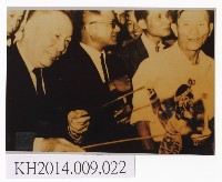 蔣經國部長觀賞東華演出「西遊記」後於後臺操弄戲偶照藏品圖，第1張