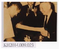 蔣經國致贈「鼓舞中興」錦旗予東華皮影戲團藏品圖，第1張