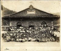 台灣基督長老教會高雄中會木柵教會興建前全體主日學師生於舊拜堂前合影藏品圖，第1張