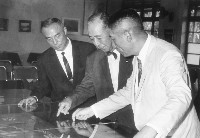 日本前首相岸信介蒞高雄港參觀訪問藏品圖，第1張