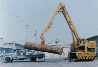 高雄港務局新購置的原木裝卸專用起重機作業情形藏品圖，第1張