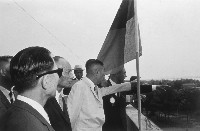 李連墀局長陪同臺灣省政府主席黃杰、李部長、沈部長眺望第二港口藏品圖，第1張