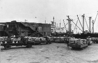 使用板台由卡車轉運待裝船藏品圖，第1張