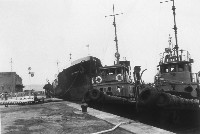 高雄港務局之旗津號大鵬號拖船救災後停泊待命藏品圖，第1張