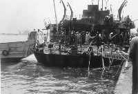 海軍小型登陸艇協助拖船工作藏品圖，第1張