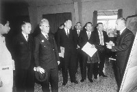 何應欽將軍等一行蒞高雄港務局參觀並聽取李連墀局長簡報藏品圖，第1張