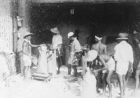 倉內散裝肥料裝包過磅並縫口藏品圖，第1張