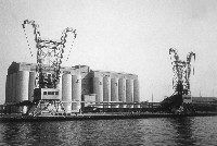 本港新建完成之第一座配有最新式吸谷塔兩座之四萬噸散裝穀倉全貌藏品圖，第1張