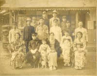 日治時期大林蒲郵局前紀念合影藏品圖，第1張