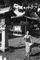 高雄忠烈祠石燈籠與旗袍女性藏品圖，第1張