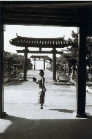 高雄市忠烈祠拜殿前的旗袍女性-3藏品圖，第1張