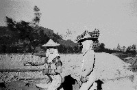 行走在土堆之間的農婦藏品圖，第1張