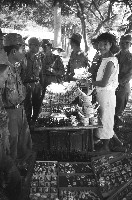 攤販前的士兵藏品圖，第1張