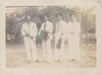 杉林日光照相館創辦人張仁葵及其友人持樂器合照藏品圖，第1張