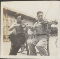 杉林茅草屋前小提琴合奏藏品圖，第1張