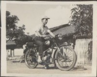 日光照相館創辦人張仁葵做出騎乘檔車姿態藏品圖，第1張