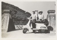 日光照相館創辦人張仁葵夫婦風景區吊橋前合影藏品圖，第1張