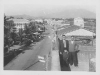 劉仁和及友人於杉林鄉上平村街道樓頂合照藏品圖，第1張