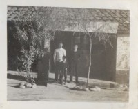 日光照相館創辦人張仁葵及友人房舍前四人合照藏品圖，第1張