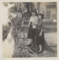 張瓊梅及其堂妹於水利會水圳旁倚樹合影藏品圖，第1張