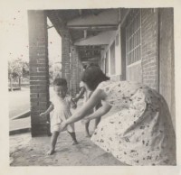 張劉添妹與張永政於騎樓玩耍合影藏品圖，第1張