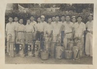 屋堂前空地合影藏品圖，第1張