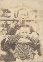 少婦劉招春與幼兒張仁葵於自宅院內合照藏品圖，第1張