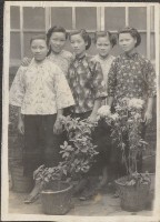 張劉添妹、張瓊梅及友人等五人與盆栽合影藏品圖，第1張