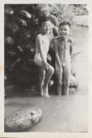 劉見興、張永政兩小孩於高雄農田水利會月眉工作站後方水圳戲水照藏品圖，第1張