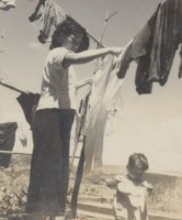 張劉添妹與女兒張春香曬衣服情形藏品圖，第1張