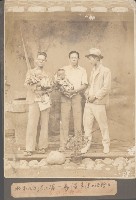 張連有和嬰兒張仁廣及友人合影藏品圖，第1張