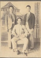 張連有及友人於室內風景牆前合影藏品圖，第1張