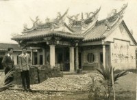 日光照相館創辦人張仁葵與林姓友人於早期辰峰寺建築藏品圖，第1張