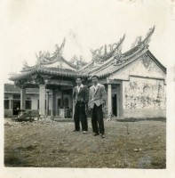 日光照相館創辦人張仁葵與林姓友人於辰峰寺藏品圖，第1張